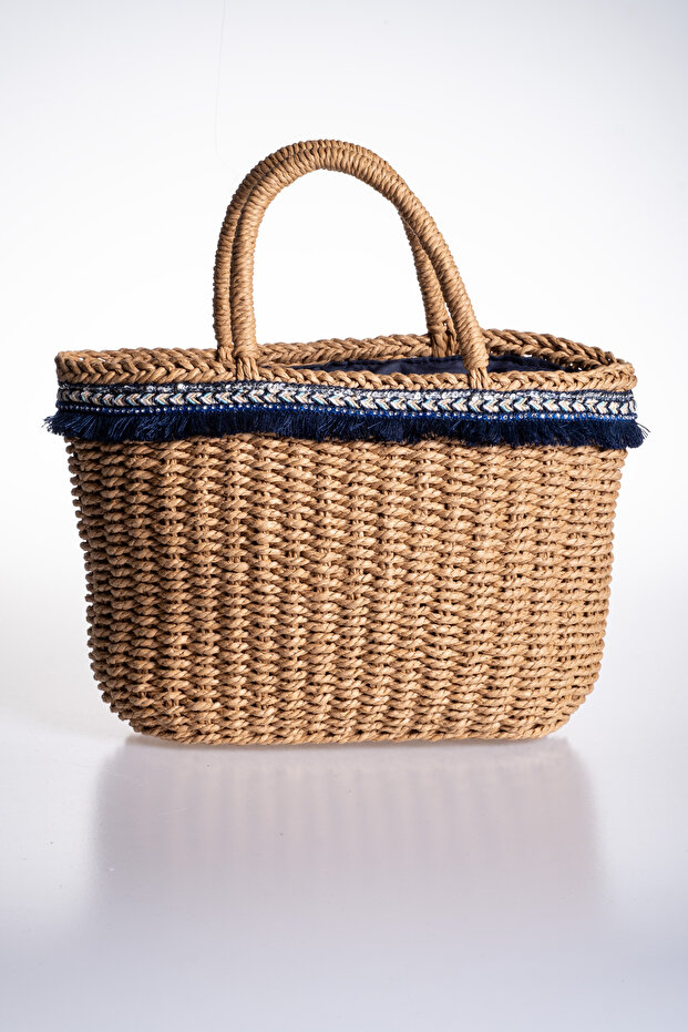 حقيبة من القش مبطنة باللون الأزرق الداكن مع إكسسوارات - 1
