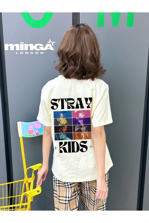 تيشيرت Stray Kids Collage مطبوع باللون البيج مقاس كبير - Minga London