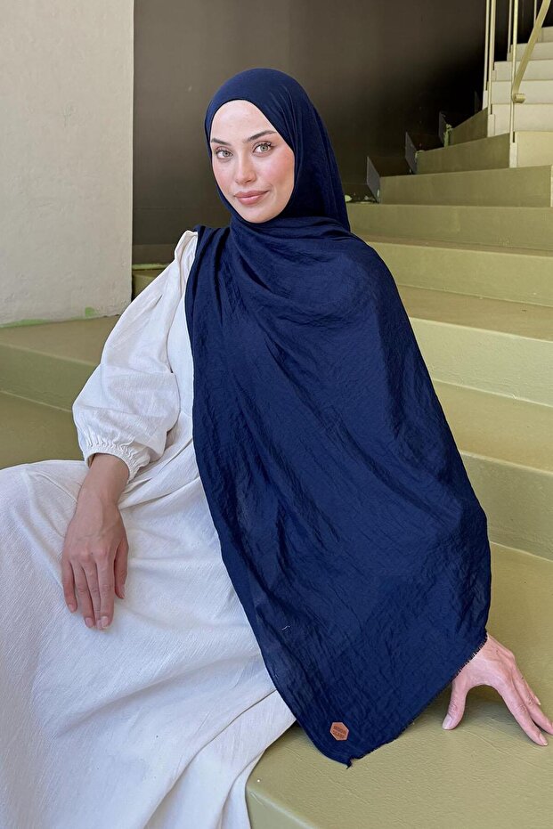 شال عضوي فاخر باللون الأزرق الداكن