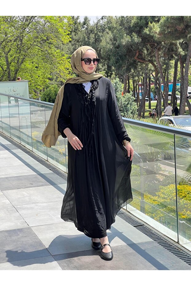 فستان بياقة حريرية وشرابة باللون الأسود