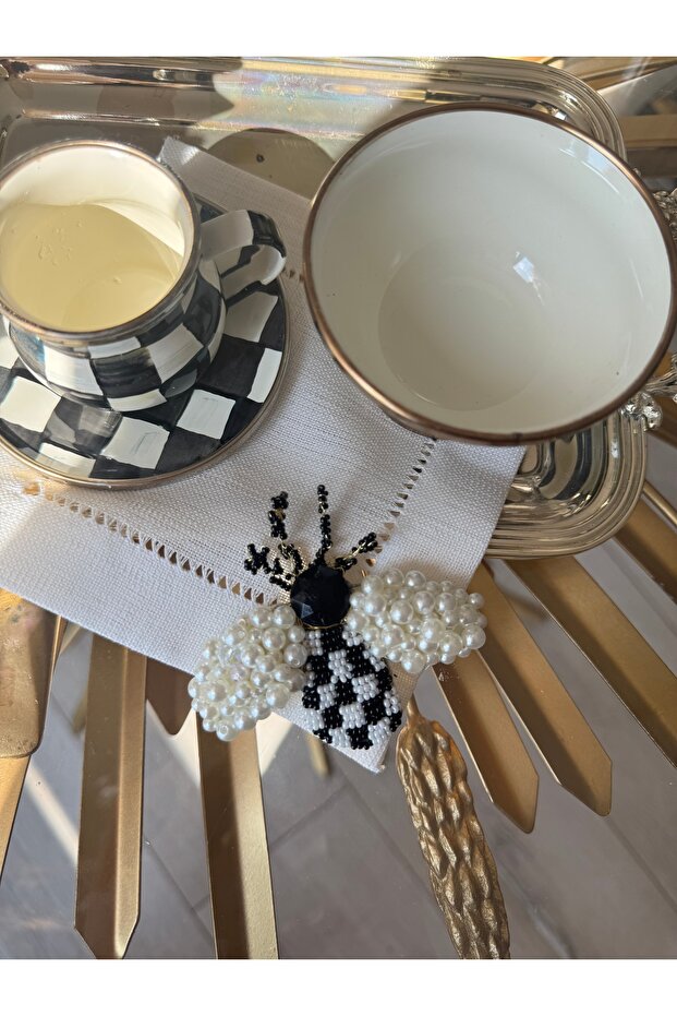 1 قطعة مناديل كوكتيل مطرزة على شكل نحلة مربعة الشكل