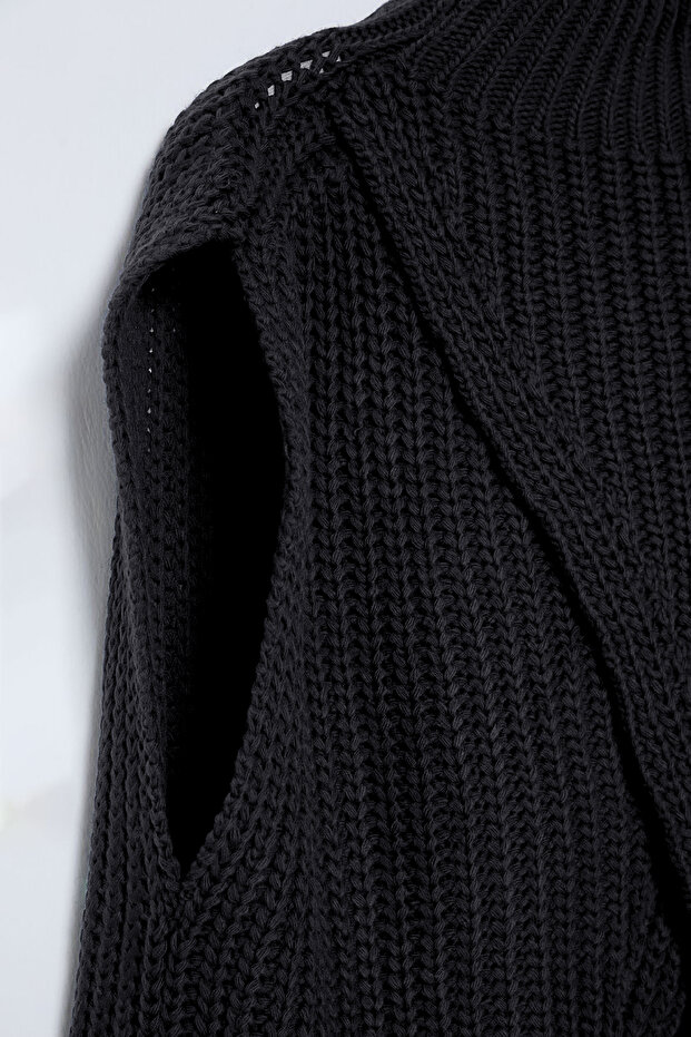 Antracytowy sweter z rozcięciem na stójce TWOAW25PA00000 - 4