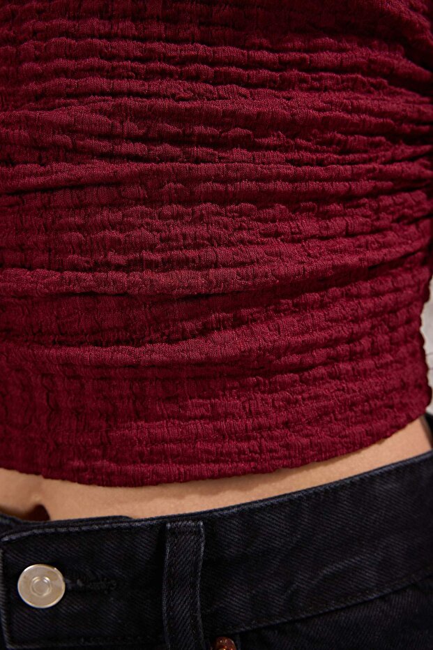 Bordo Dokulu Kayık Yaka Büzgülü Kolsuz Esnek Örme Bluz TWOSS25BZ00485 - 3