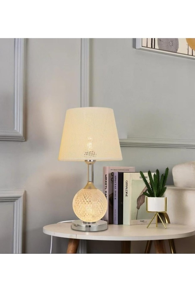 مصباح طاولة ذهبي بتصميم عصري - 1