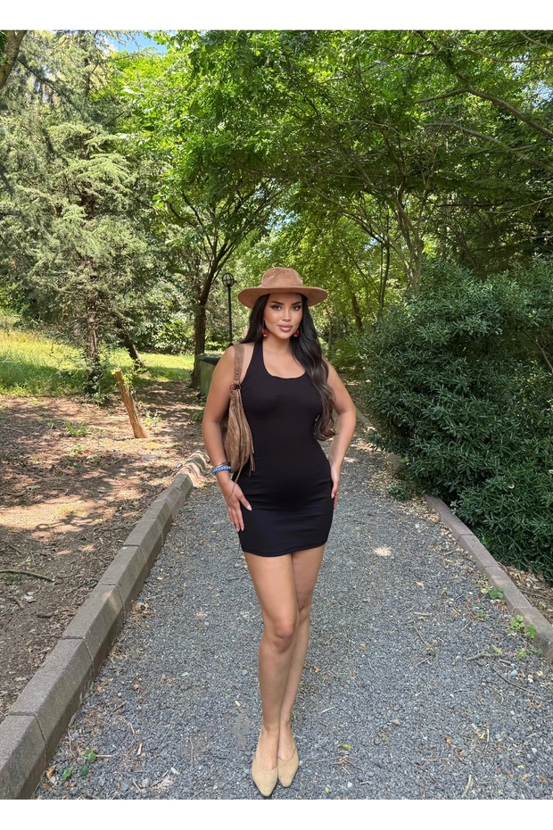 فستان أساسي بفتحة رقبة دائرية باللون الأسود - 3