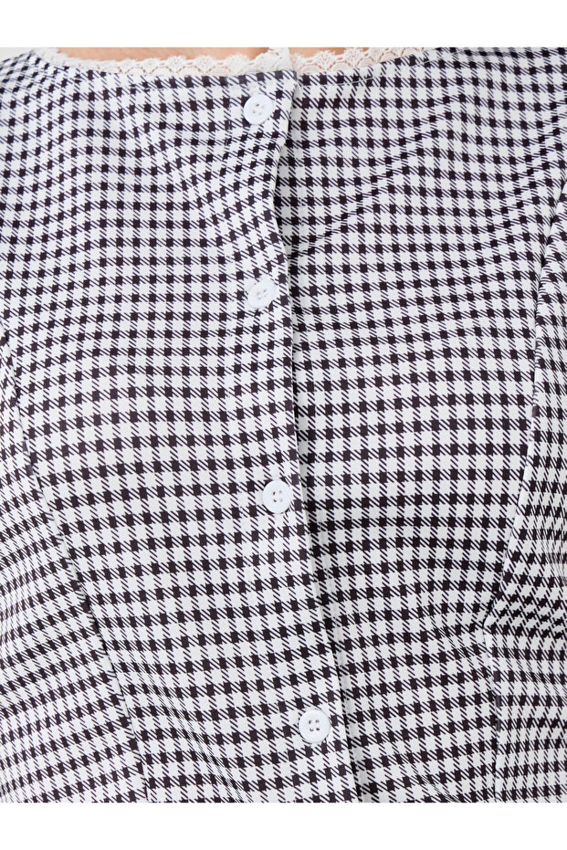 بلوزة بياقة دائرية وأزرار بنقشة مربعات - 3