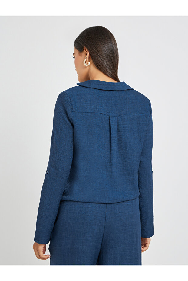 قميص سادة برقبة على شكل حرف V وأزرار وقصّة عادية - 5