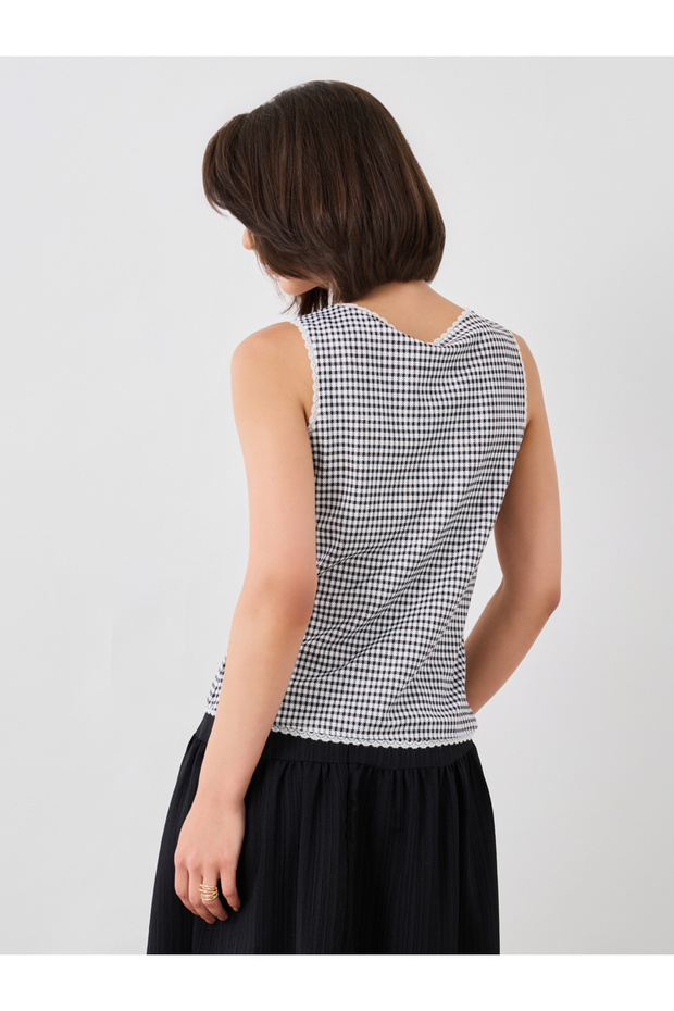 بلوزة بياقة دائرية وأزرار بنقشة مربعات - 4