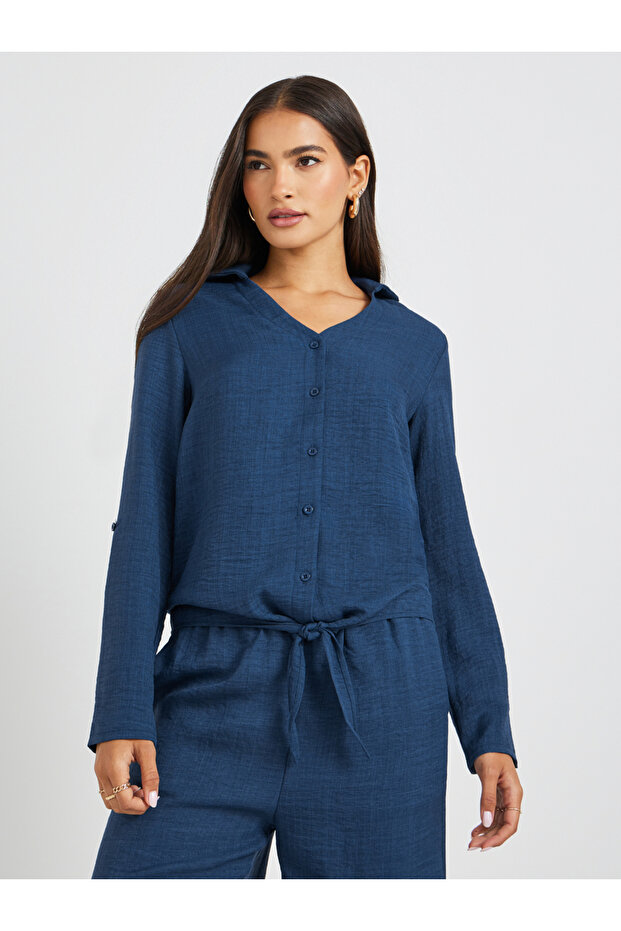 قميص سادة برقبة على شكل حرف V وأزرار وقصّة عادية - 2