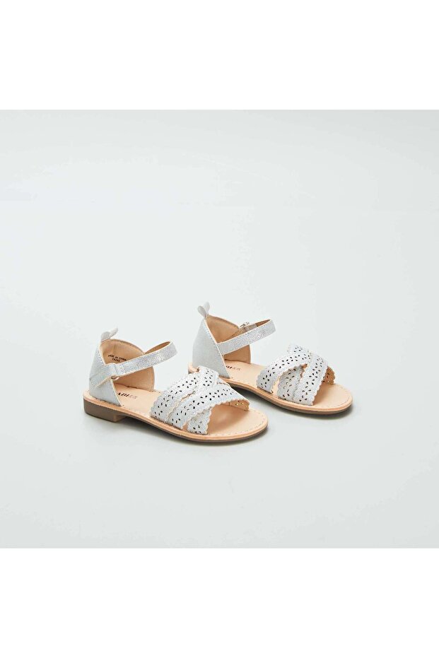 صندل بأشرطة مفتوحة باللون الرمادي