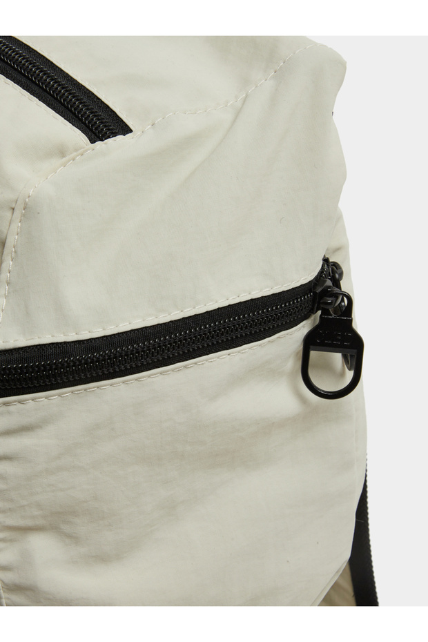 حقيبة ظهر صلبة مع إغلاق بسحاب وتفاصيل رباط - 3