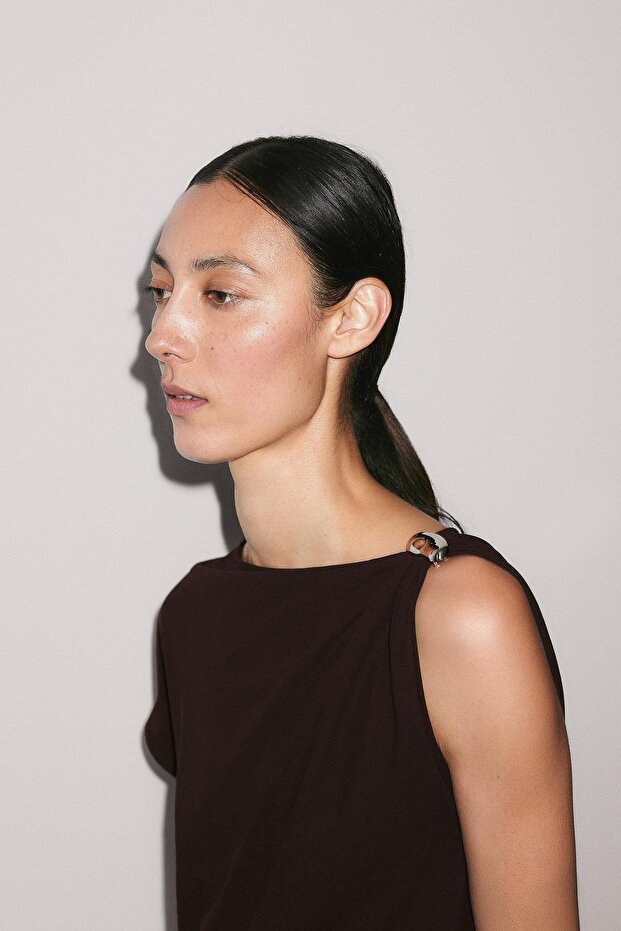 Broş detaylı drapeli yaka top - 3