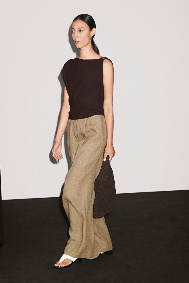 Broş detaylı drapeli yaka top - 4