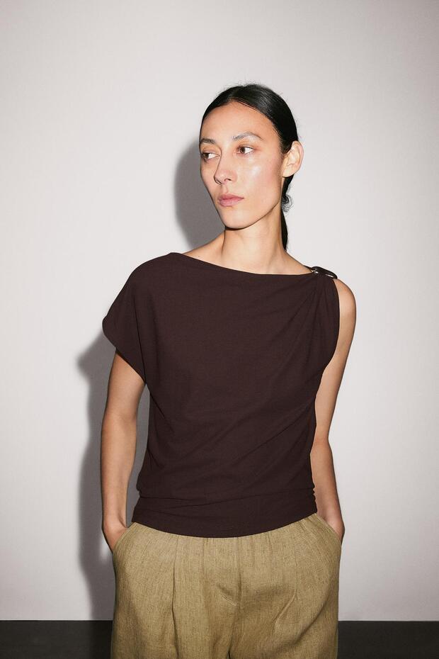 Broş detaylı drapeli yaka top - 2