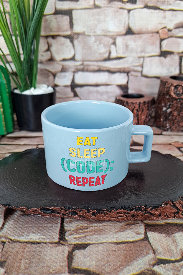 كوب Eat Sleep Code Repeat مطبوع عليه برنامج مربع بمقبض مربع باللون الأزرق