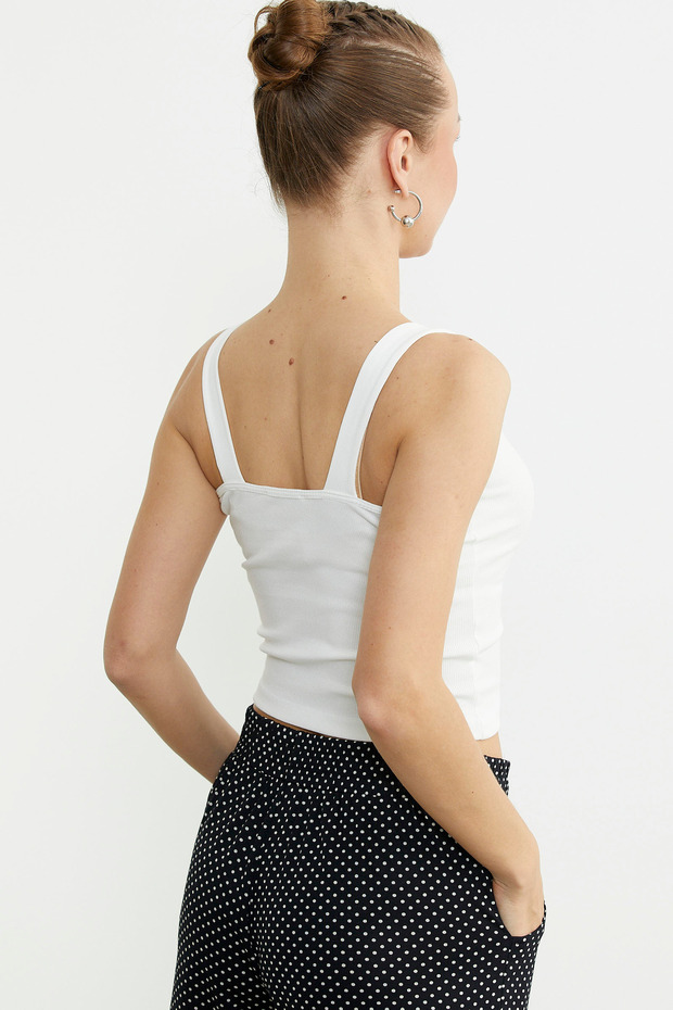 قميص داخلي أساسي مزين بأزرار مبطنة - إكرو - 5