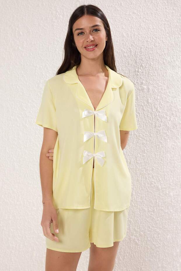Sarı Kurdele/Fiyonk ve Biye Detaylı Viskon Şortlu Dokuma Pijama Takımı THMSS24PT00290 - 1