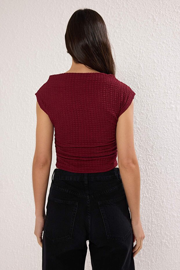 Bordo Dokulu Kayık Yaka Büzgülü Kolsuz Esnek Örme Bluz TWOSS25BZ00485 - 4