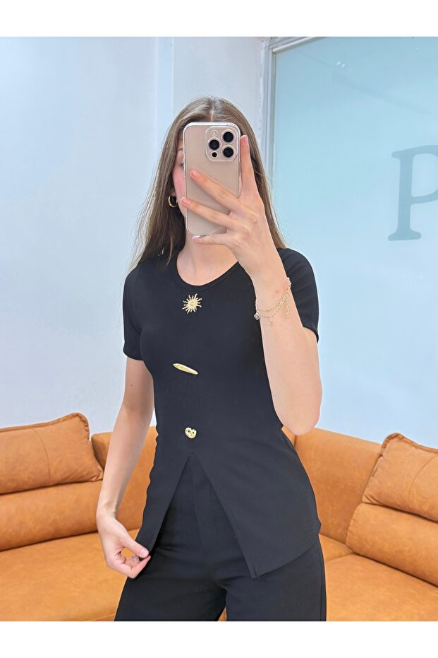 بلوزة مضلعة بتفاصيل أزرار شمسية - 4