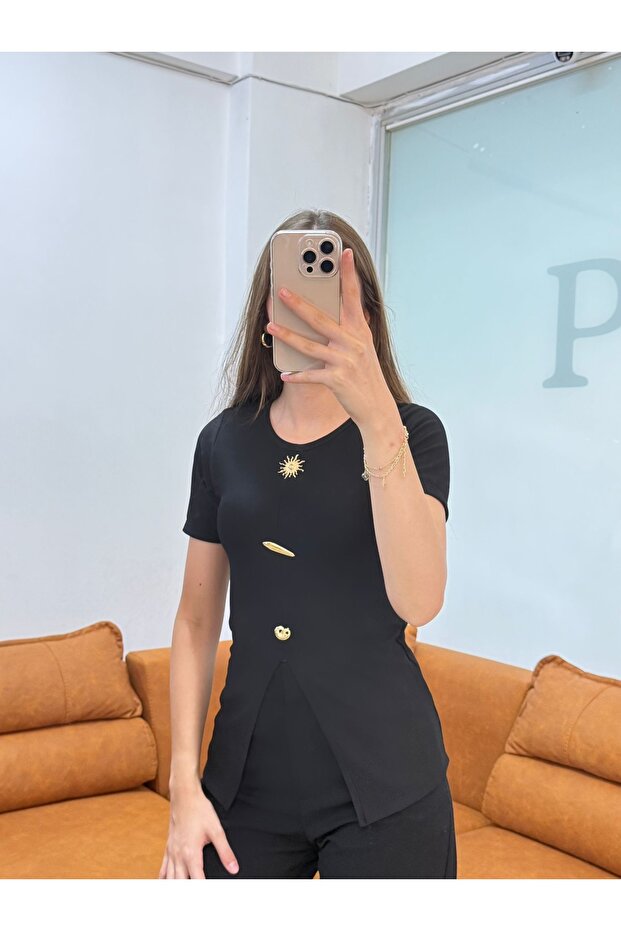 بلوزة مضلعة بتفاصيل أزرار شمسية - 5