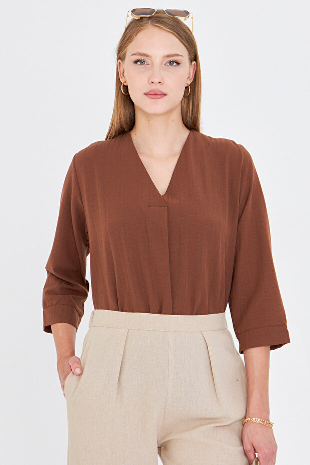 Women's Light Brown V-Neck Quarter Sleeve Blouse Arm-25Y001024