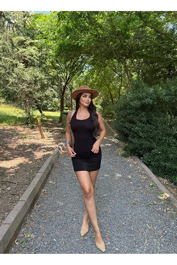 فستان أساسي بفتحة رقبة دائرية باللون الأسود - 4