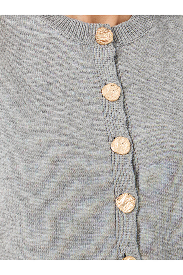 بلوزة سادة بدون أكمام وأزرار مع تفاصيل وسادة الكتف - 3