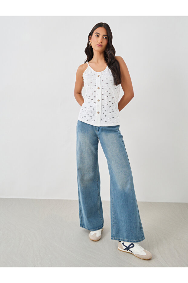 بلوزة كامي مطرزة بأزرار وحمالات - 2