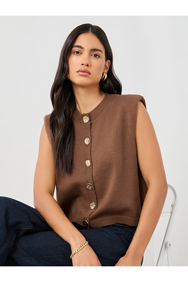 بلوزة سادة بدون أكمام وأزرار مع تفاصيل وسادة الكتف - 1