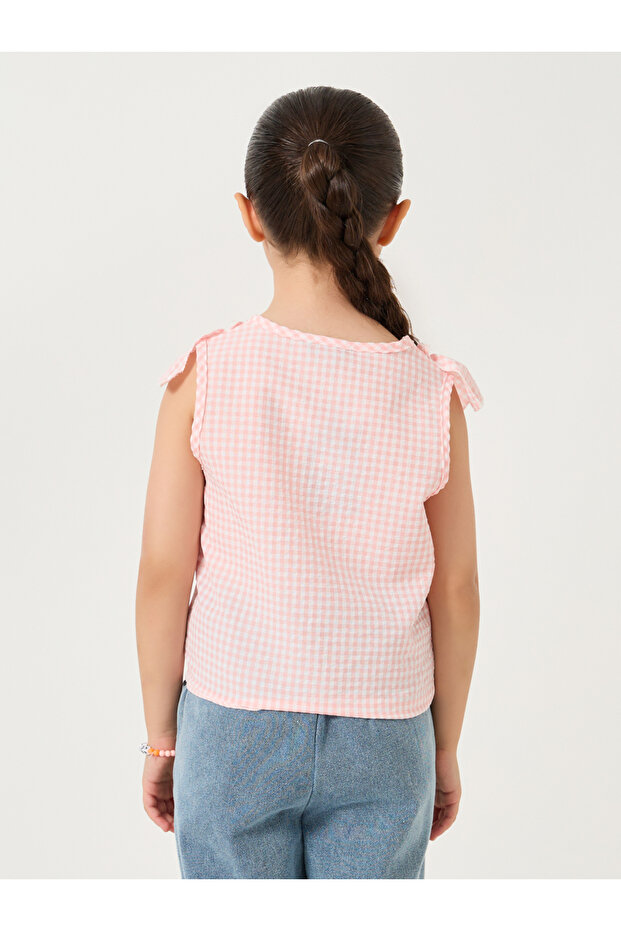 بلوزة منقوشة ومزينة بالكشكشة وأزرار - 4