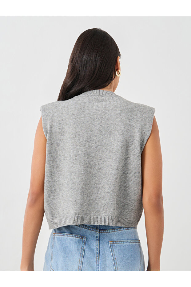 بلوزة سادة بدون أكمام وأزرار مع تفاصيل وسادة الكتف - 4