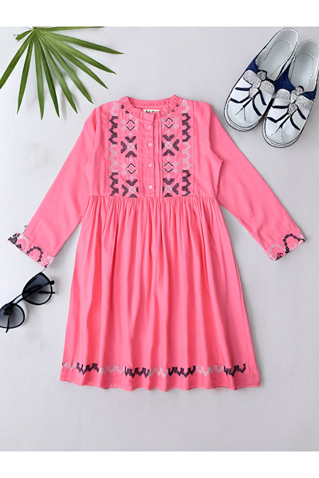 فستان قطني مطرز بأكمام 3/4 وأزرار أمامية