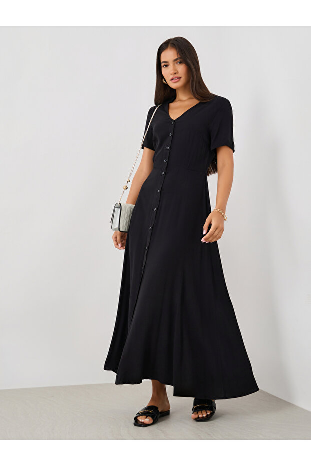 فستان ماكسي سادة بفتحة رقبة على شكل حرف V وأزرار - 2