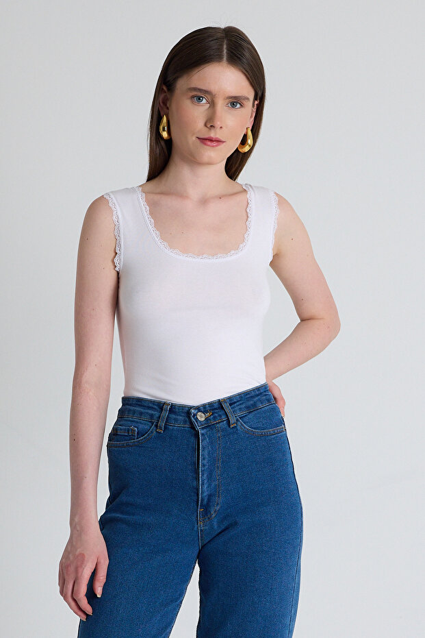 White U-Neck Lace Detailed Thick Strap Undershirt 3602