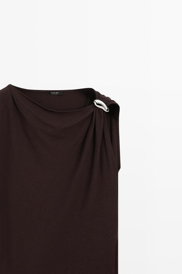 Broş detaylı drapeli yaka top - 6