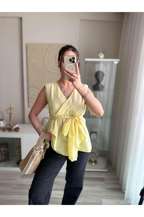 KRUVAZE YAKA SARI KUŞAKLI POPLİN BLUZ - 2