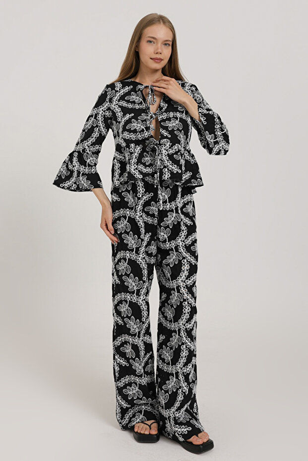 Siyah Nakışlı Geniş Paça Pantolon TWOSS25PL00129 - 1