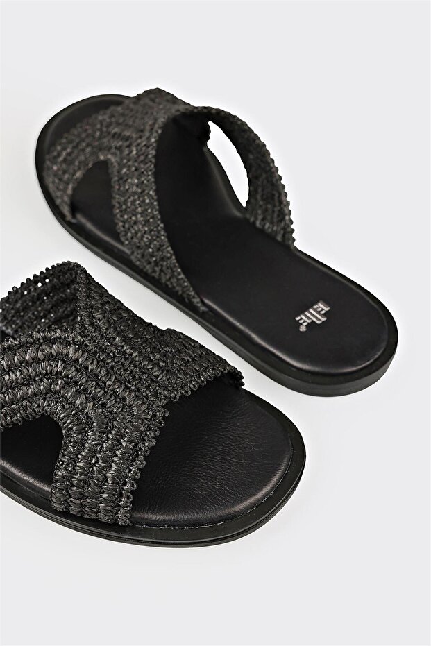 Siyah Kadın Terlik - 5