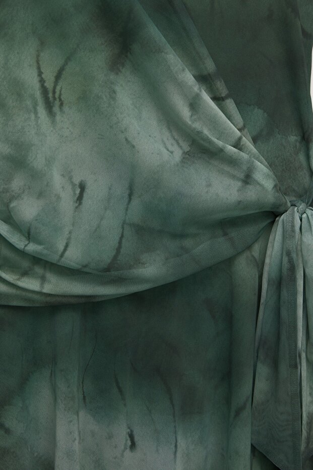 Batik desenli kısa tül elbise - 7