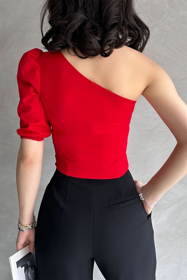 بلوزة كريب بأكمام الأميرة بكتف واحد