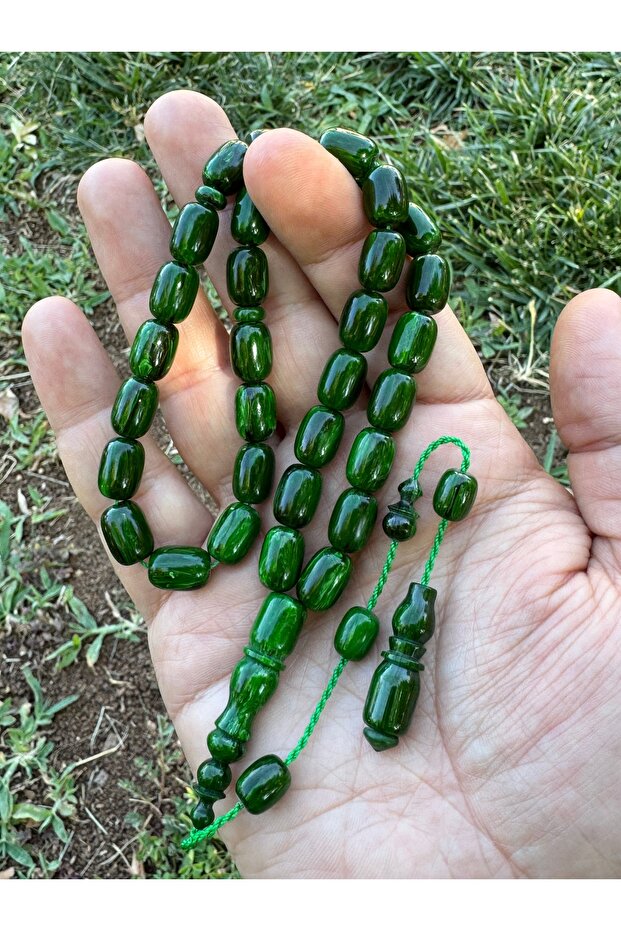 سبحة من العنبر الناعم مع لون العشب الأخضر