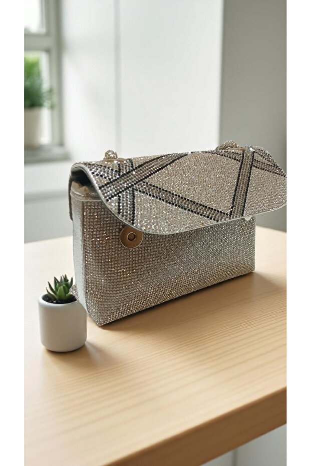 حقيبة فضية منقوشة بالحجر - 3