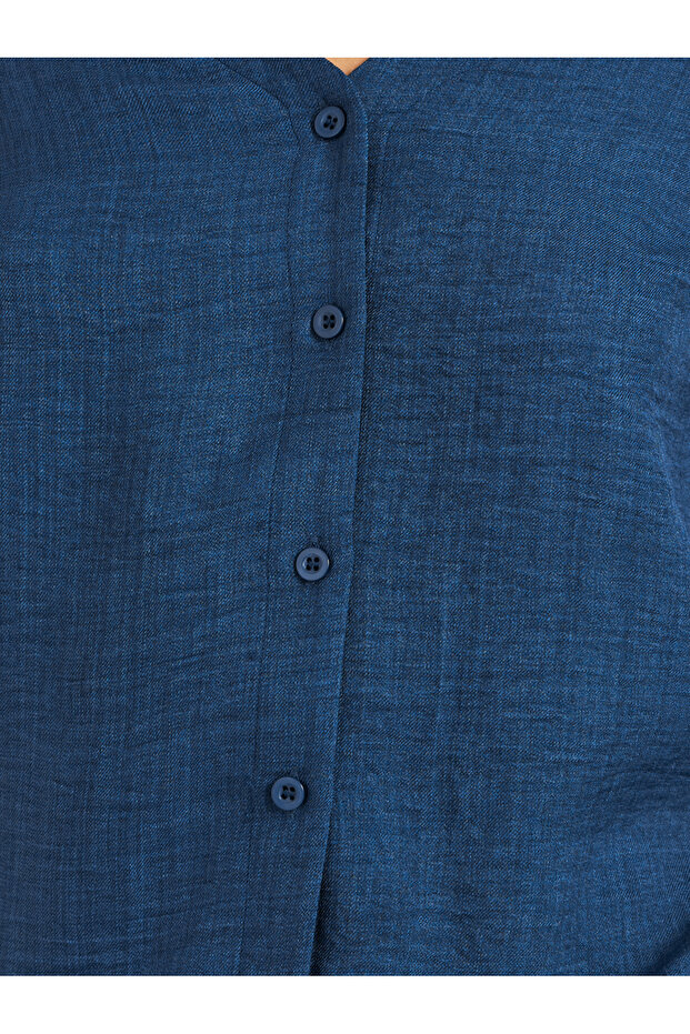 قميص سادة برقبة على شكل حرف V وأزرار وقصّة عادية - 4