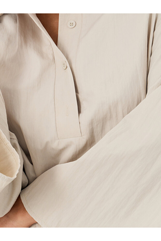 قميص سادة بياقة واسعة وقصّة مربعة - 4