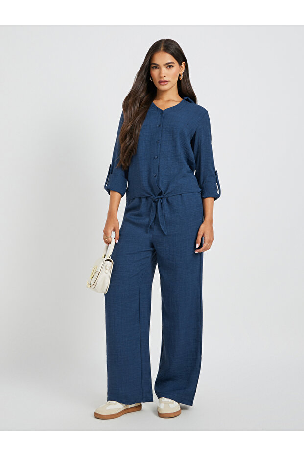 قميص سادة برقبة على شكل حرف V وأزرار وقصّة عادية - 3