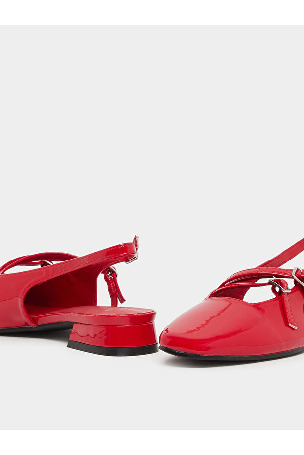 حذاء مسطح بحزام خلفي وإبزيم عادي - 3