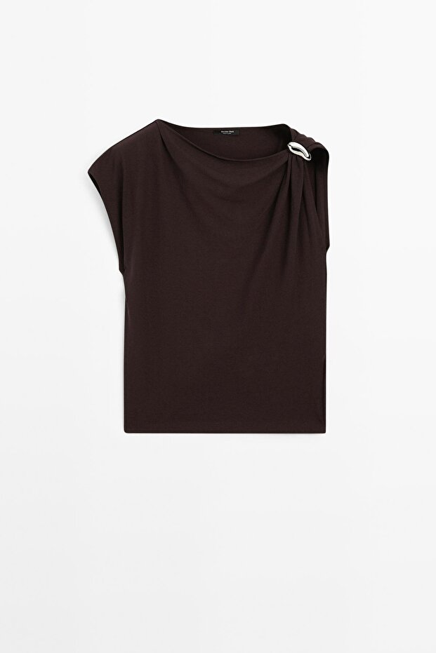 Broş detaylı drapeli yaka top - 5