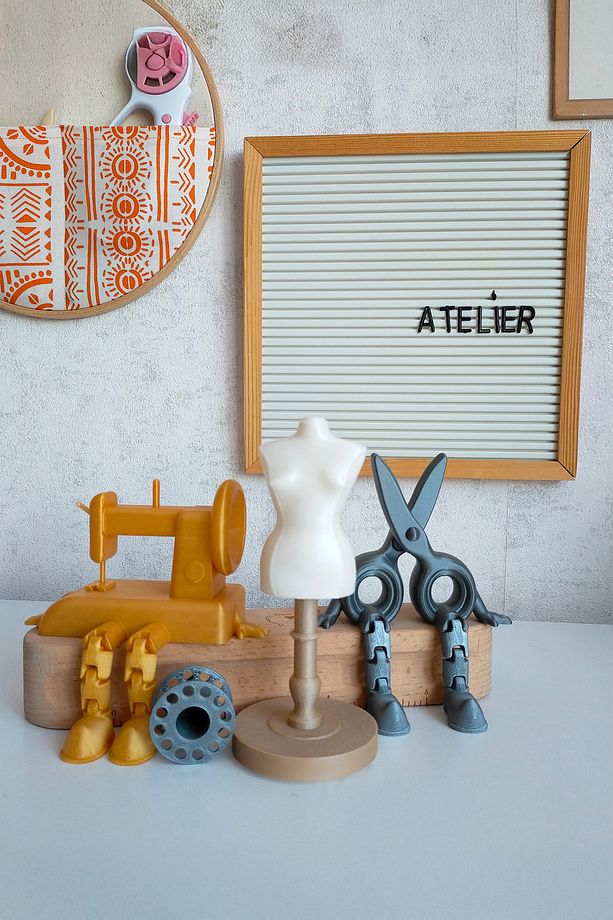 Sevimli Dikiş Biblo Seti 3lü Ayaklı Makas, Dikiş Mankeni, Dikiş Makinesi 8cm, Masura Magnet Hediyeli - 1