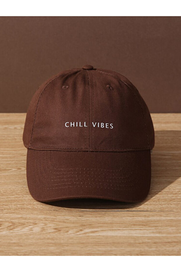 قبعة Chill Vıbes مطبوعة باللون البني للجنسين، موديل كلاسيكي قابل للتعديل