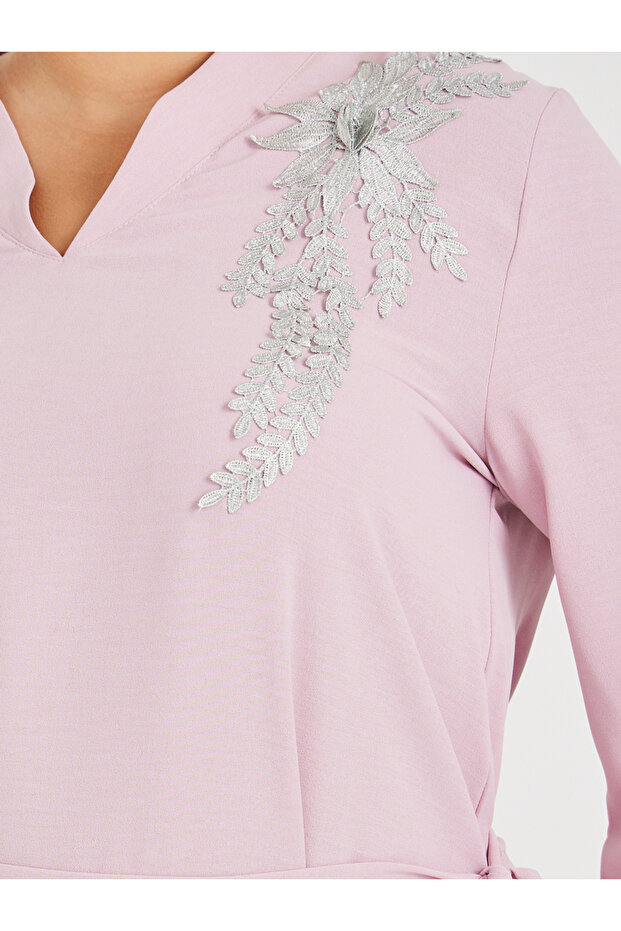 جلابية كبيرة الحجم بتصميم ملفوف وياقة سادة مع رقعة من الدانتيل - 4